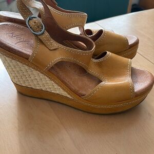 Naya Eternal Mustard Yellow Platform Leather Wedge Sandals.  Size 11